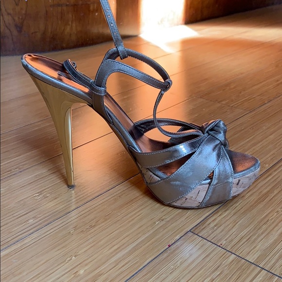 Stylish and fun Miu Miu heels w a platform - Picture 2 of 6